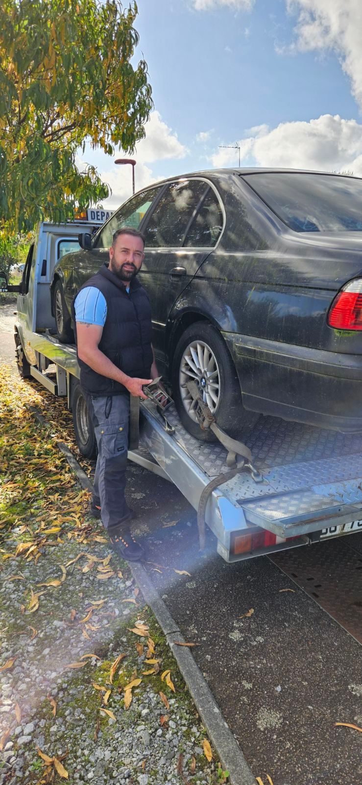 L'épaviste Domicar devant une voiture chargée sur sa dépanneuse à Vannes