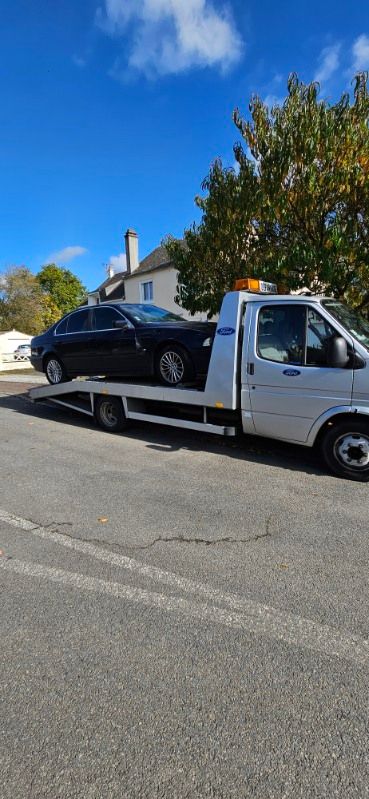 Voiture noire chargée sur le camion de l'épaviste à Vannes